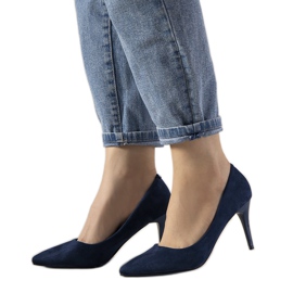 Marineblaue Pumps auf Elianas niedrigem Absatz
