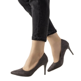 Graue Pumps auf Elianas niedrigem Absatz