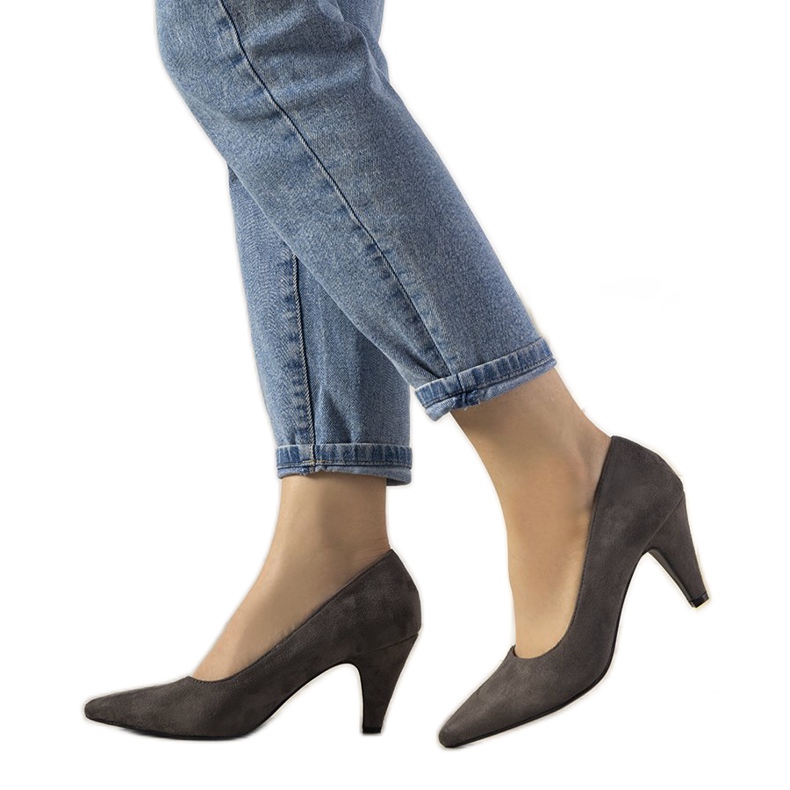 Graue Pumps auf einem dicken Greca-Absatz