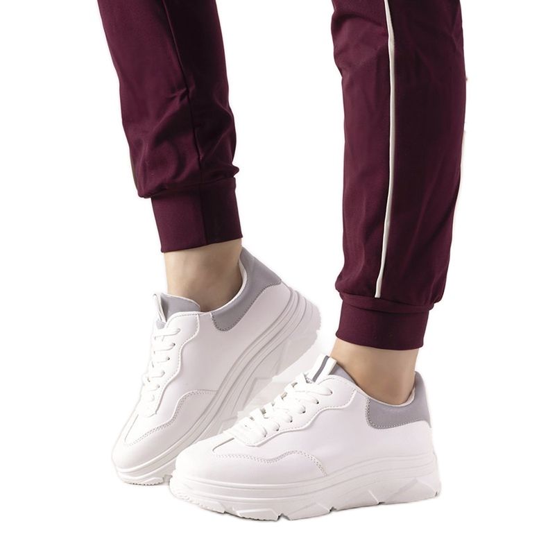 Weiße Sneaker mit reflektierenden Kaori-Einsätzen