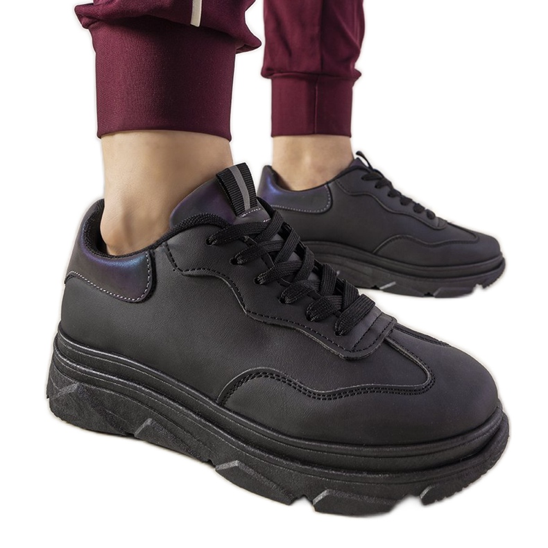 Schwarze Sneaker mit Kaori-Reflexeinsatz