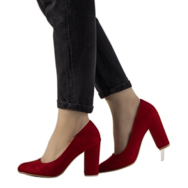 Rote Pumps an der Selva Post