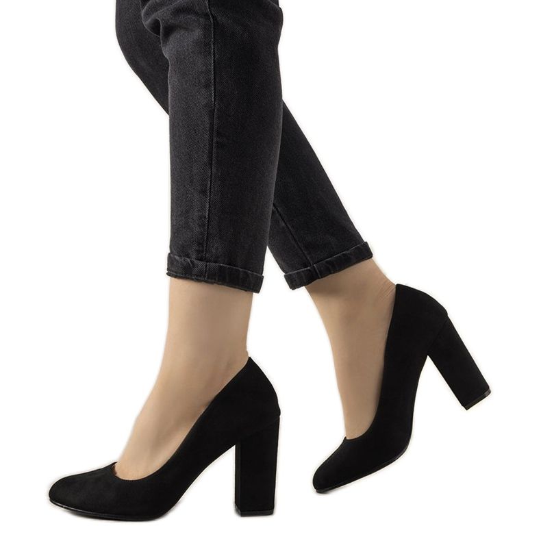 Schwarze Pumps an der Selva Post