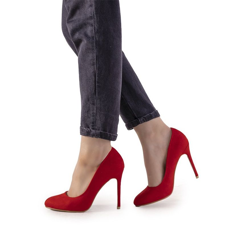 Rote Pumps auf einem Dermeno-Absatz