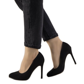 Schwarze Pumps auf einem Dermeno-Absatz