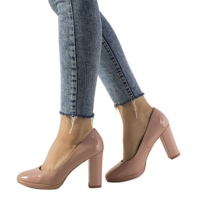 Pink lackierte Pumps an der Bellisima-Säule rosa