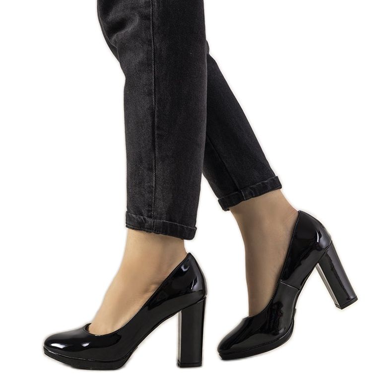 Schwarz lackierte Pumps an der Bellisima-Säule