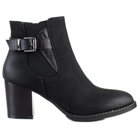 J. Star Stiefel an einem Pfosten mit dekorativer Schnalle schwarz