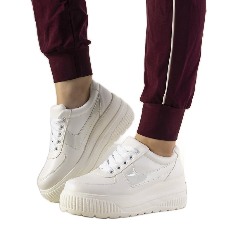 Weiße Sport-Sneaker mit hoher Challenge-Sohle