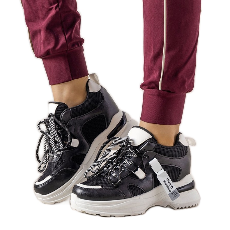 Schwarz-weiße Sneaker mit One Chance Doppelschnürung