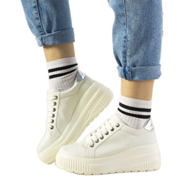 Weiße Sport-Sneaker mit hoher Untersohle