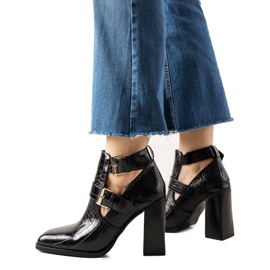 Schwarze Stiefel an einem Pfosten im Maybelle-Krokodilhaut-Muster