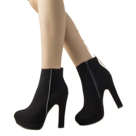 Schwarze elegante Stiefel am Torment Post