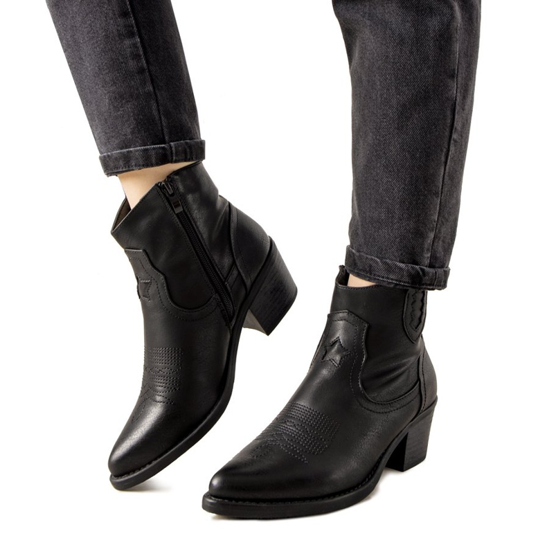 Schwarze Cowboystiefel mit aufgesticktem Mustgrow-Muster