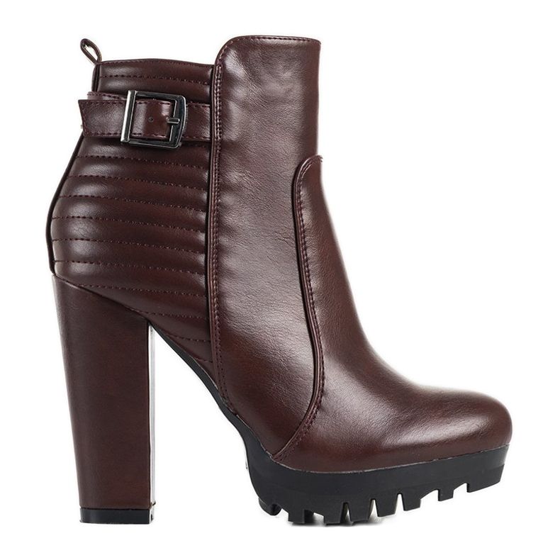 Kastanienbraune Stiefel auf einem hohen Mango-Pfosten rotwein rot