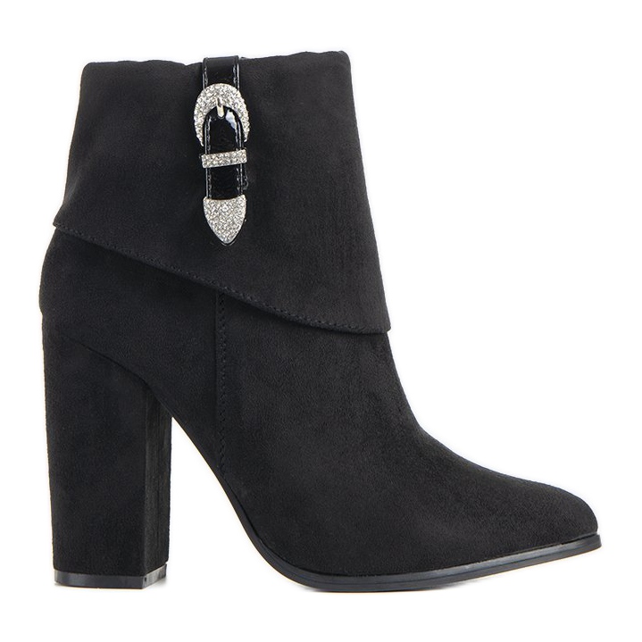 Schwarze elegante Stiefel am Esgle-Pfosten