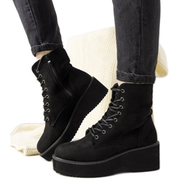 Schwarze Stiefel auf einer hohen Dexter-Sohle