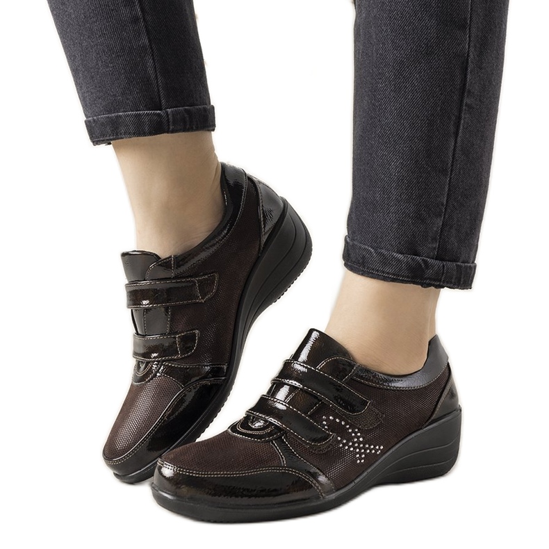 Braune Brogues auf dem Tiffy niedrigem Keilabsatz