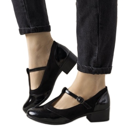 Schwarze Pumps an einer Säule mit lackierter Manam-Zehe