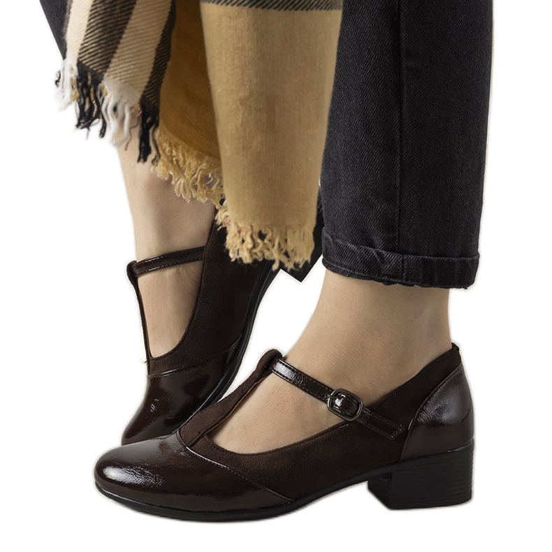 Braune Pumps an einer Säule mit lackierter Manam-Zehe