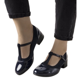 Marineblaue Pumps an einer Säule mit lackierter Manam-Zehe