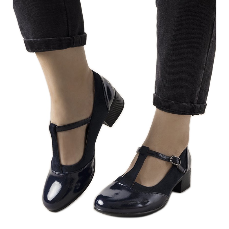 Marineblaue Pumps an einer Säule mit lackierter Manam-Zehe