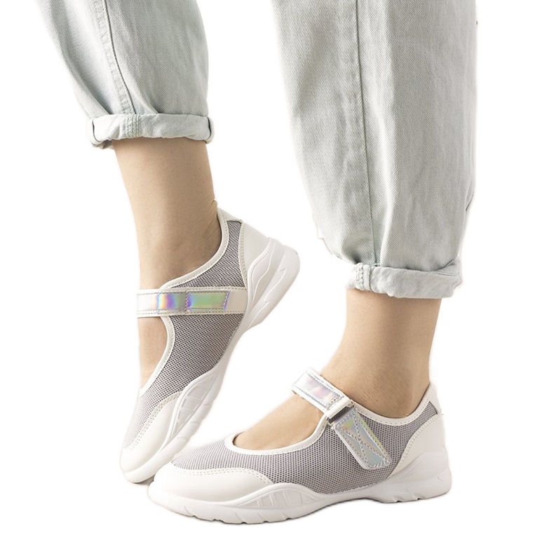 Grau-weiße Sneaker mit holografischem Melania-Einsatz