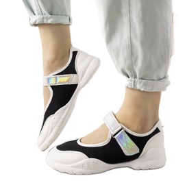 Schwarz-weiße Sneaker mit holografischem Melania-Einsatz