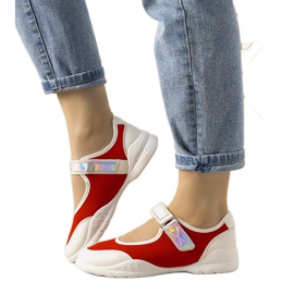 Rot-weiße Turnschuhe mit holografischem Melania-Einsatz