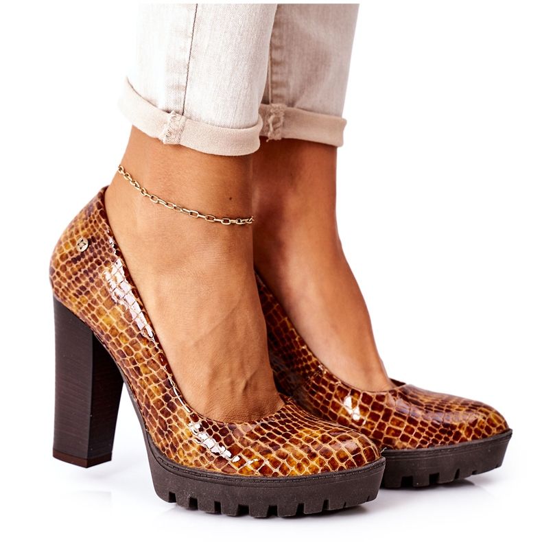 Lederpumps an einer Bar Maciejka 02629-50 Lackiertes Erz rot mehrfarbig