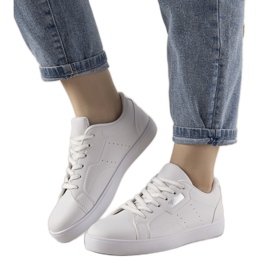 Weiße und silberne Sneakers von Boomshom