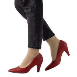 Rote Pumps auf einem dicken Day Off-Absatz