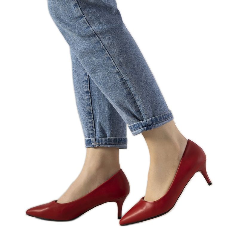 Rote Pumps auf einem niedrigen Feeling-Absatz