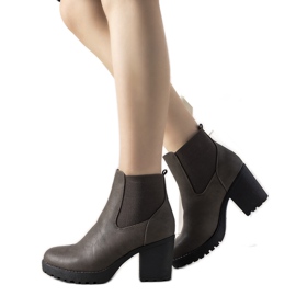 Braune Stiefeletten am Brooke Post