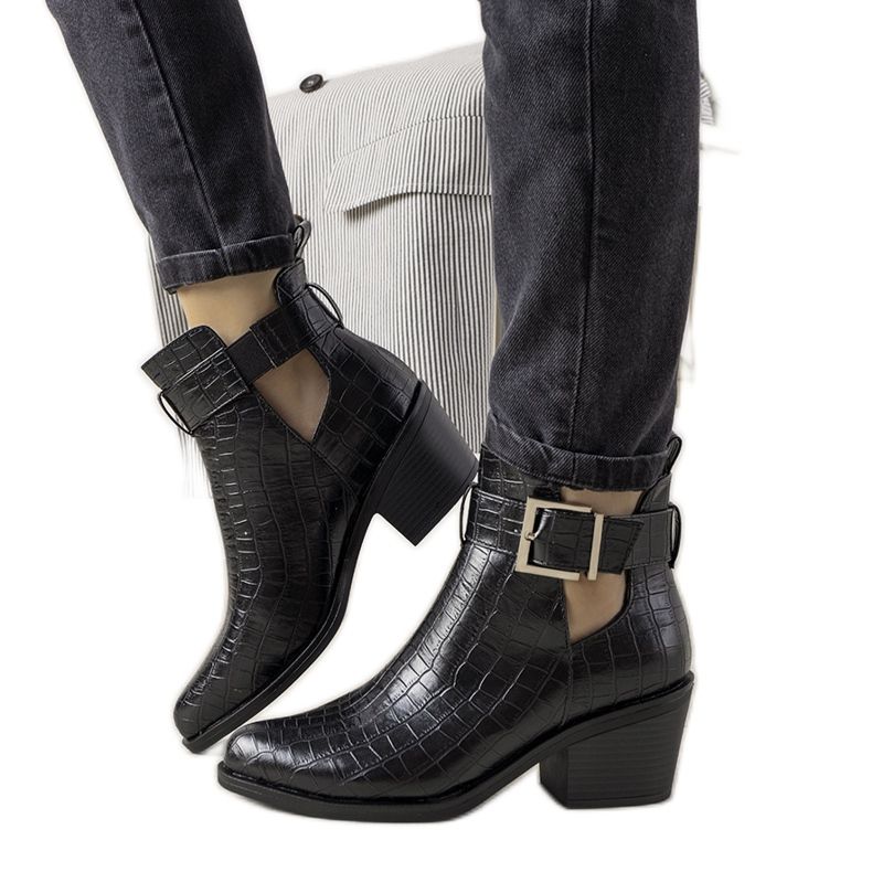 Schwarze Stiefeletten mit Moderniso-Ausschnitten