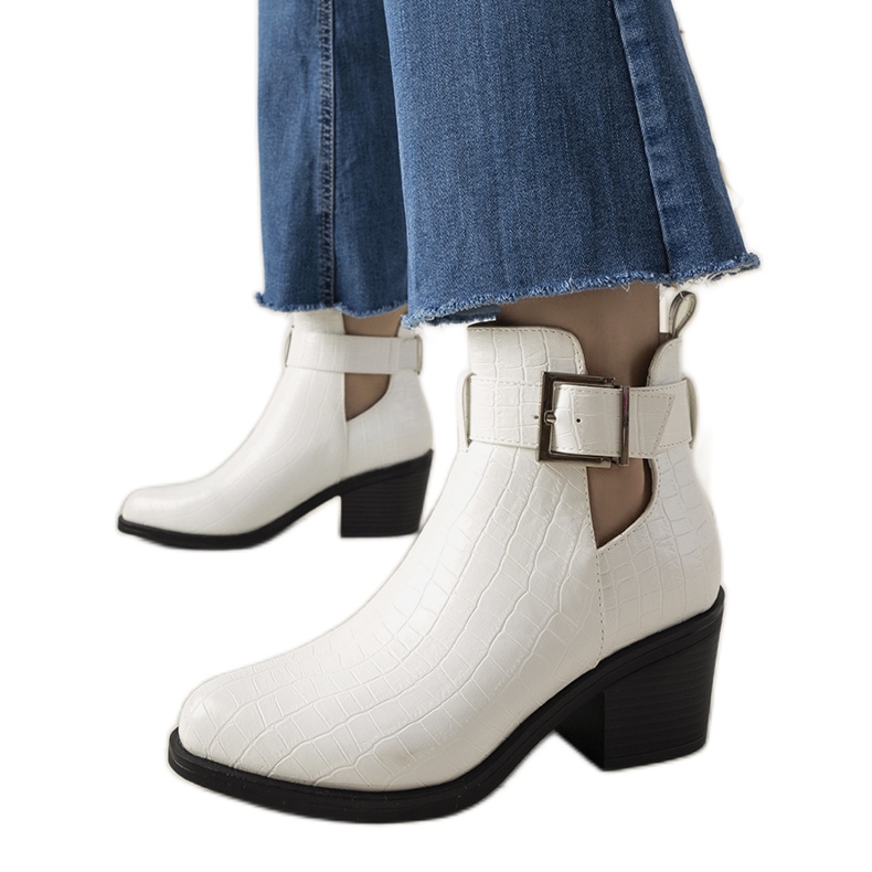 Weiße Stiefeletten mit Moderniso-Ausschnitten