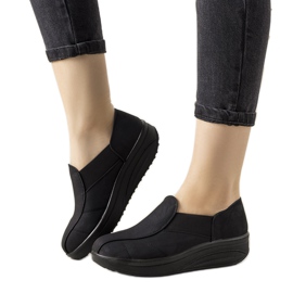 Schwarze Schuhe auf einer hohen Spike-Sohle