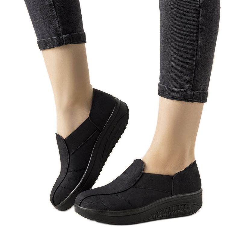 Schwarze Schuhe auf einer hohen Spike-Sohle