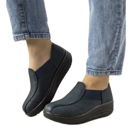 Marineblaue Schuhe auf einer hohen Spike-Sohle