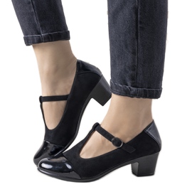 Schwarze Pumps an einer Säule mit lackierter Dessertzehe