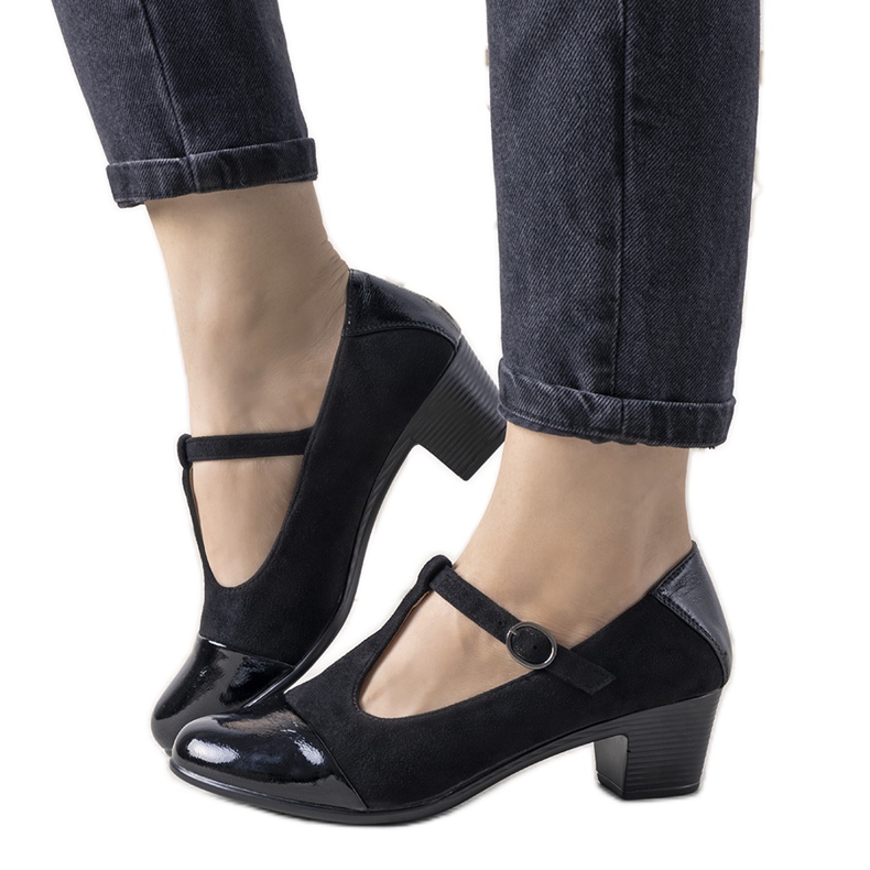 Schwarze Pumps an einer Säule mit lackierter Dessertzehe