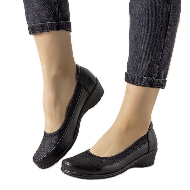 Schwarze Schuhe auf einer dicken Vontare-Sohle