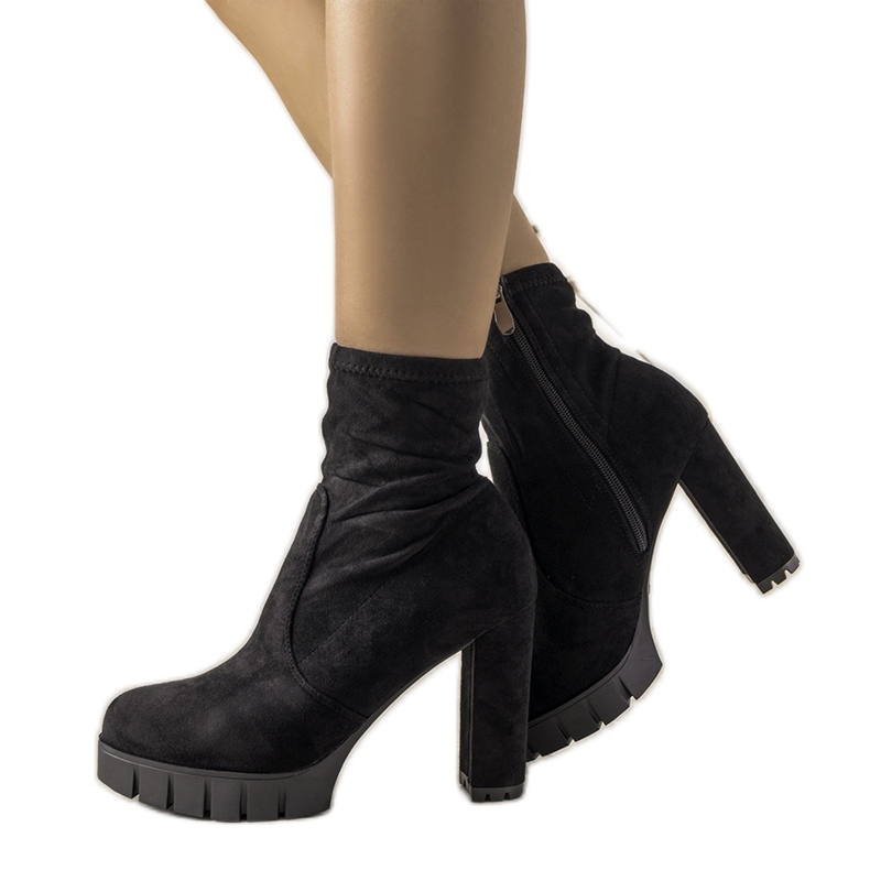 Schwarze Stiefeletten am Fiode-Pfosten