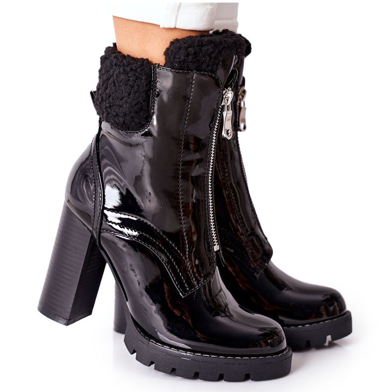 Lackierte schwarze Stiefel auf einem Pfosten Arleston