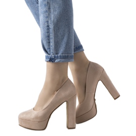 Beige High Heels auf dem Aisha Plateau