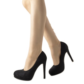 Schwarze Pumps an der Ultimate Ferse