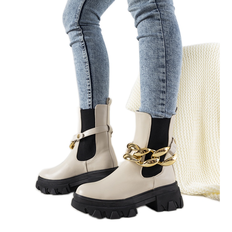 Beige Stiefel mit Achtungskette