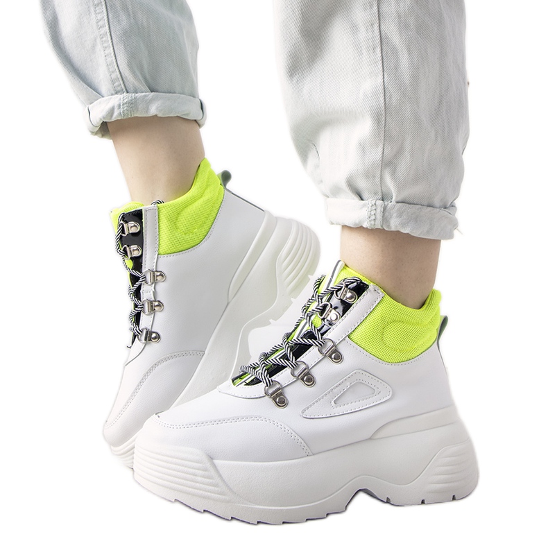 Weiße Sneaker auf hoher Eloquence-Sohle