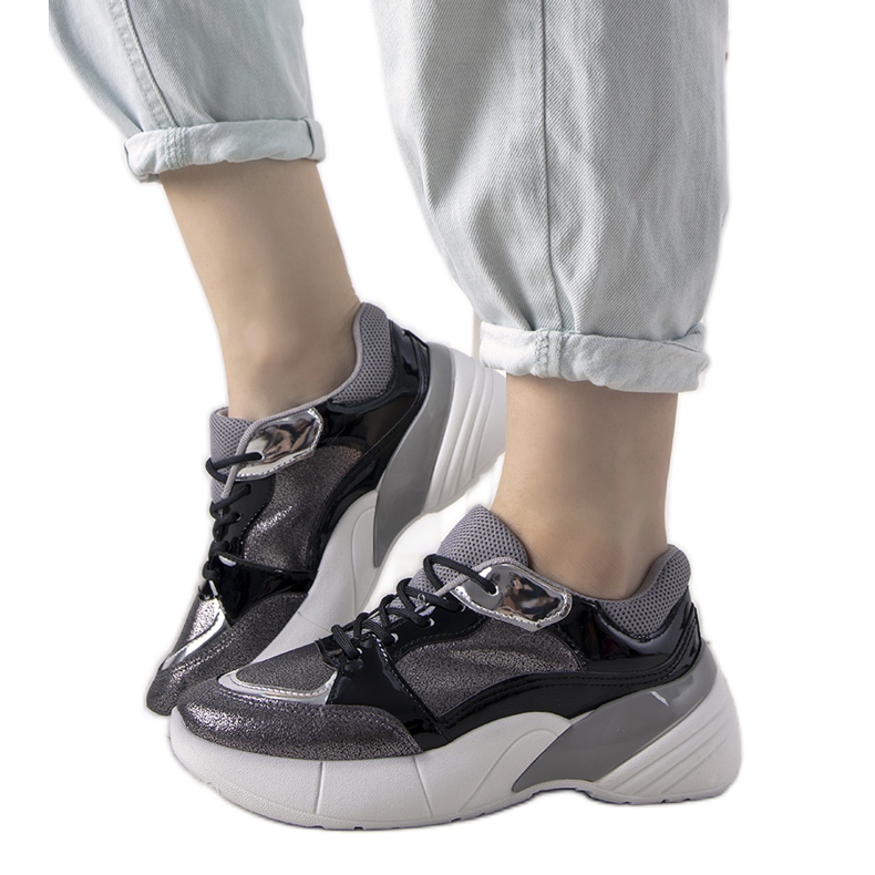 Schwarze Sneaker mit hoher Sohle