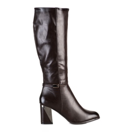 SHELOVET Elegante braune Stiefel auf einer Säule